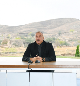 Президент Ильхам Алиев встретилсяс представителями общественностиДжебраильского района, заложил фундаментМемориального комплекса и восстановления города