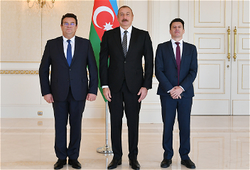 Президент Ильхам Алиев принял верительные грамотыновоназначенного посла Румынии в Азербайджане