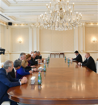 Президент Ильхам Алиев принялсопредседателей и членов ПравленияМеждународного центра Низами Гянджеви