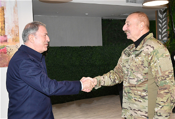 Президент Ильхам Алиев принял делегациюво главе с министром национальной обороныТурции Хулуси Акаром