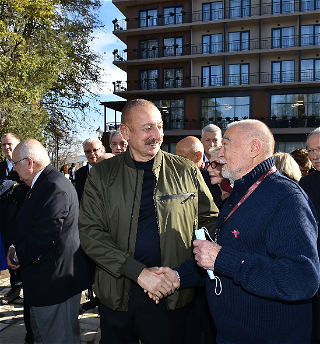 Президент Ильхам Алиев и первая леди Мехрибан Алиева побеседовалис участниками VIII Глобального Бакинского форума, совершившими поездку в Шушу