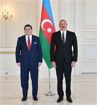 Президент Ильхам Алиев принял верительные грамотыновоназначенного посла Чили в нашей стране