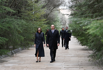 Президент Ильхам Алиев,первая леди Мехрибан Алиеваи члены их семьи посетили могилувеликого лидера Гейдара Алиева