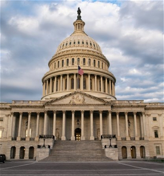 Сенат США одобрил повышение потолка госдолга накануне крайнего срока Минфина