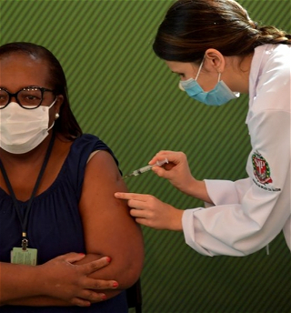 В Бразилии принято решение о введении четвертой дозы вакцины против COVID-19 для пациентов с низким иммунитетом