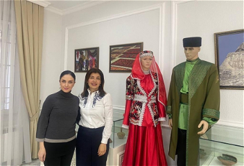 Гюльнара Халилова подарила образцы азербайджанской национальной одежды музею Международного фонда тюркской культуры и наследия