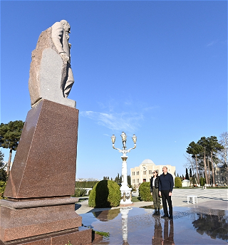 Посещение памятникавеликому лидеру в Агджабеди