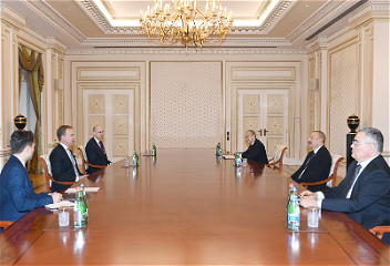 Президент Ильхам Алиев принял делегацию во главе с президентом Всемирного экономического форума