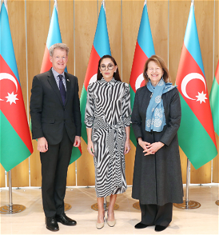 Первый вице-президент Мехрибан Алиева встретиласьс торговым посланникомпремьер-министраВеликобританиипо Азербайджану