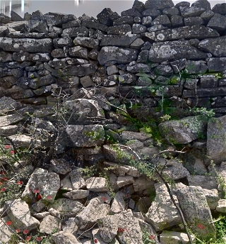 Вблизи горного села Дизавар Хызинского района обнаружены остатки средневековой крепости