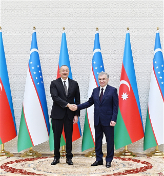 Состоялась встреча Президента Азербайджана Ильхама Алиева с Президентом УзбекистанаШавкатом Мирзиёевым в узком составе