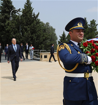 Министр иностранных дел России почтил память героических сынов Азербайджана в Шехидляр хиябаны