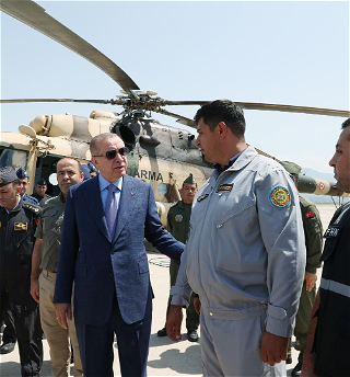 Президент Турции РеджепТайип Эрдоган встретилсяс экипажем самолета-амфибии МЧС