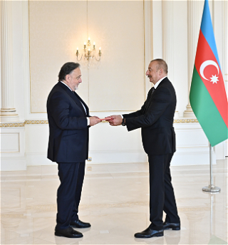 Сотрудничество по восходящей Президент Ильхам Алиев принял верительные грамоты новоназначенного посла Чешской Республики в Азербайджане
