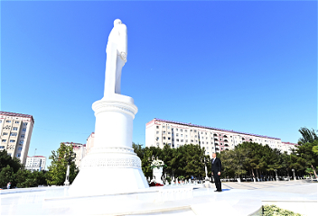 Посещение памятникавеликому лидеру Гейдару Алиеву