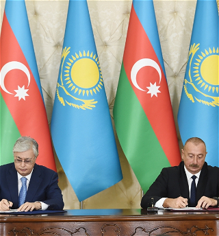Подписаны азербайджано- казахстанские документы