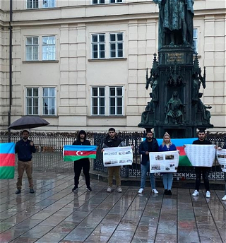 В Праге азербайджанская община провела пикет