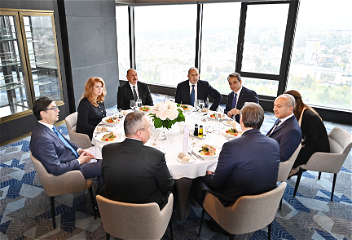 Для глав государств и правительств,принявших участие в церемонии открытия газового интерконнектора в Софии,дан официальный ланч