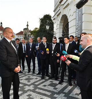 Президент Ильхам Алиев в Праге дал интервьюазербайджанским телеканалам
