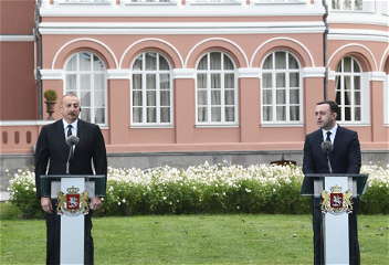 Президент Азербайджана и премьер-министрГрузии выступили с заявлениями для печати