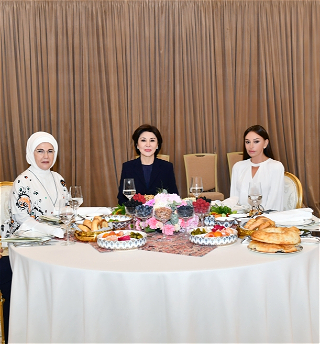 Первая леди Азербайджана Мехрибан Алиева приняла участие в организованном в Самарканде обеде