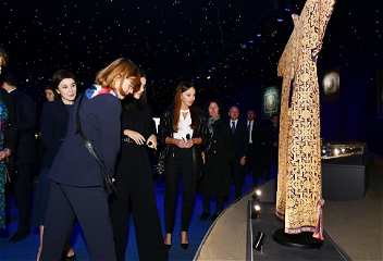 Первая леди Азербайджана Мехрибан Алиева ознакомиласьс выставкой «Миражи времени» в Самарканде