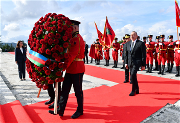 Президент Азербайджана Ильхам Алиевпосетил монумент Mother Albania в Тиране