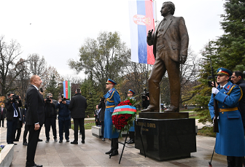 Президент Ильхам Алиев посетил памятникиобщенациональному лидеру Гейдару Алиевуи Милораду Павичу в парке Ташмайдан в Белграде