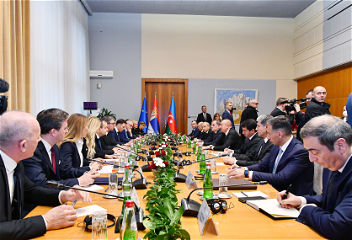 Состоялась встреча Президента АзербайджанаИльхама Алиева с Президентом СербииАлександром Вучичем в расширенном составе