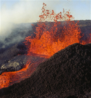 Крупнейший в мире вулкан Мауна-Лоа начал извергаться на Гавайях