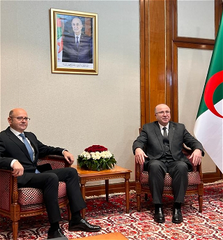 Министр энергетики Парвиз Шахбазов провел встречу с премьер-министром Алжира