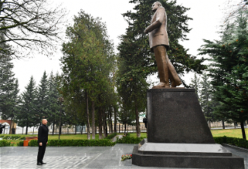 Посещение памятника великому лидеру Гейдару Алиеву в городе Огуз