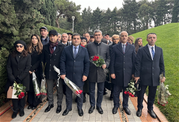 Коллектив Аппарата омбудсмена посетил могилу общенационального лидера