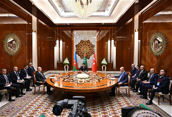 В городе Туркменбаши состоялась встреча президентовАзербайджана, Турции и Туркменистана в расширенном составе