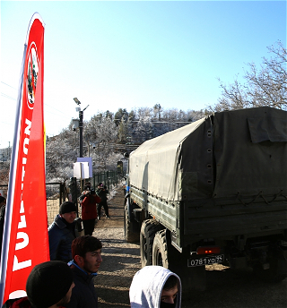 Автомобили снабжения российских миротворцев беспрепятственно проехали по территории, где проходит акция