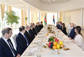 От имени Президента Азербайджана Ильхама Алиева дан обед в честь Президента Сербии Александра Вучича