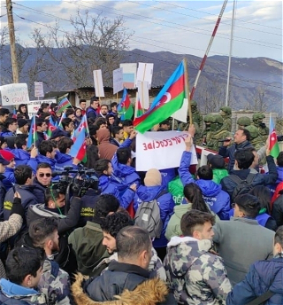 В заложниках политикидвойных стандартов