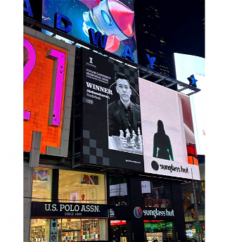 Победный постер победителя «Мемориал Вугара Гашимова-2022» на знаменитой Таймс-сквер
