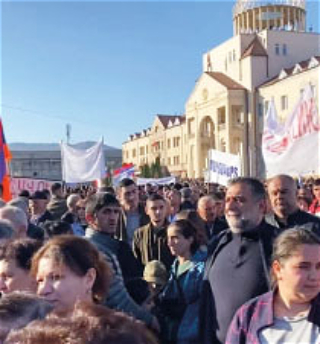 Крах сепаратизмаАрмяне, проживающие в Ханкенди, были вынуждены выйти на митинг под угрозой увольнения с места работы