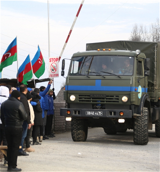 Очередные автомобили, принадлежащие миротворцам, беспрепятственно проехали по территории проведения акции