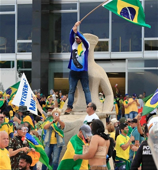 В Бразилии после штурма правительственных зданий арестованы 300 человек
