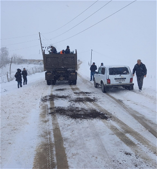 В движении автомобилей на дороге Джалилабад-Ярдымлы возникли сложности