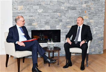 Президент Ильхам Алиев встретился в Давосе с президентом и главным исполнительным директором компании Carlsberg Group