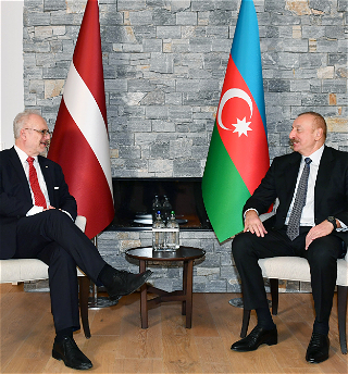В Давосе состоялась встреча Президента Ильхама Алиева с Президентом Латвии