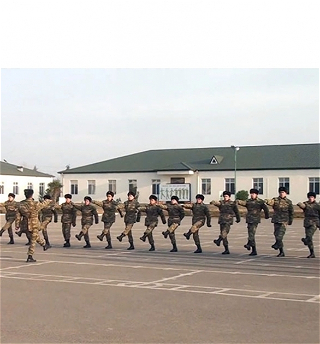 Продолжается прием призывников в воинские части Азербайджанской армии
