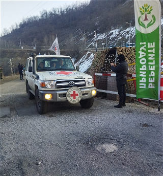 Участники экоакции создали условия для беспрепятственного проезда автомобилей МККК в сторону Лачина