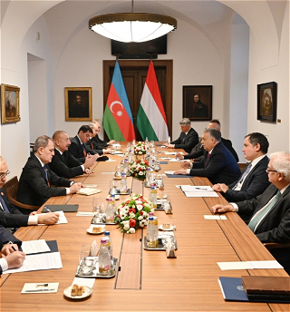 Встреча Президента Азербайджана Ильхама Алиевас премьер-министром Венгрии Виктором Орбаном в расширенном составе