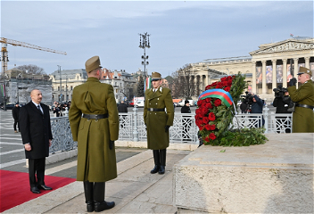 Посещение могилыНеизвестного солдатав Будапеште