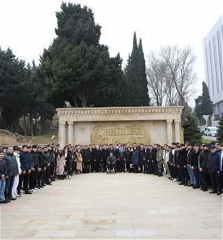 По случаю Дня азербайджанской молодежи состоялось посещение могилы великого лидера и Шехидляр хиябаны
