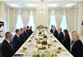 В ходе официального ланчасостоялась встреча президентов Азербайджана и Латвии в расширенном составе